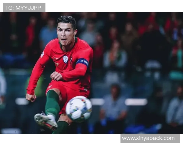 足球明星闪耀登场金项链装饰展现奢华魅力与运动精神的完美结合